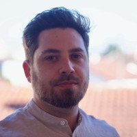 Potager sur balcon luxuriant avec des légumes frais poussant en pots.