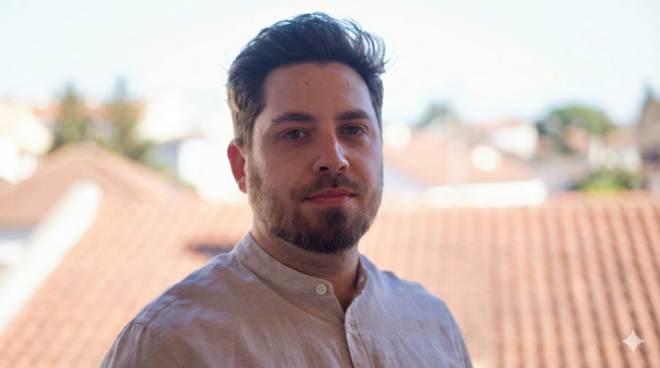 Portrait de Kevin De Checchi par temps ensoleillé